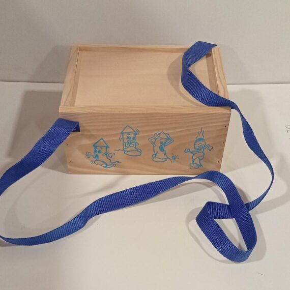 Caja para PETARDOS. Tamaño PEQUEÑO. Tapa TABLERO.MEDIDAS 20 X 15 X 10  CM.ALTURA  CON SERIGRAFIA Y AUTOCIERRENO INCLUYE MATERIAL PIROTECNICO